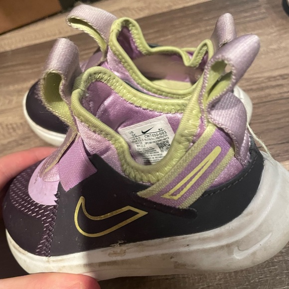 Girls Nikes Size 7 - Picture 2 of 2